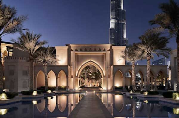 Entrada al hotel de lujo Palace Downtown en Dubai iluminado por la noche