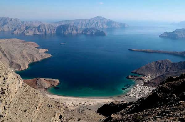 Vistas desde el cielo de la peninsula de Musandam en Oman resort Six Senses Zighy Bay