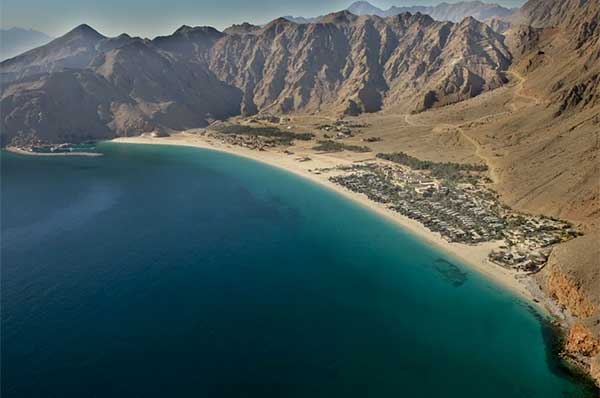 Vistas desde el cielo del resort Six Senses Zighy Bay la playa y el mar