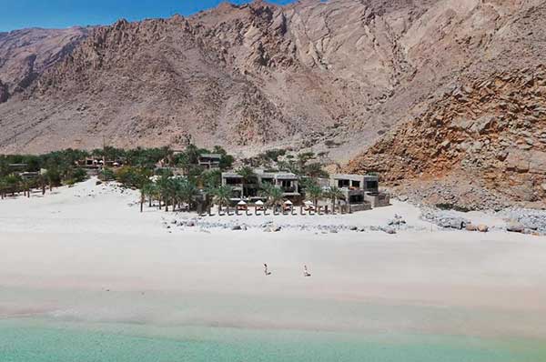 El resort de lujo en Oman Six Senses Zighy Bay playa el mar de fondo las montañas