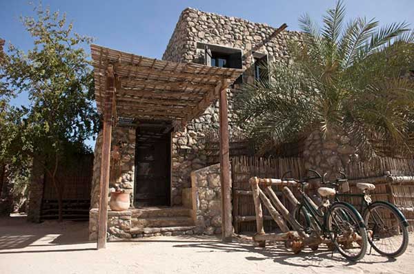 Entrada a la villa privada en Oman en resort lujo Six Senses Zighy Bay