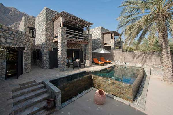Exterior de la villa privada con piscina en resort Six Senses Zighy Bay en Oman