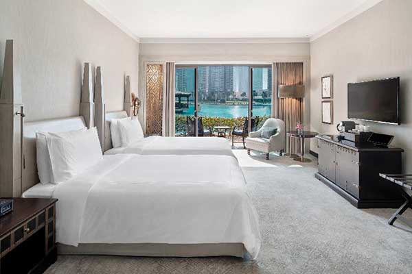 Interior de la habitación del hotel con vistas a la fuente de Dubai