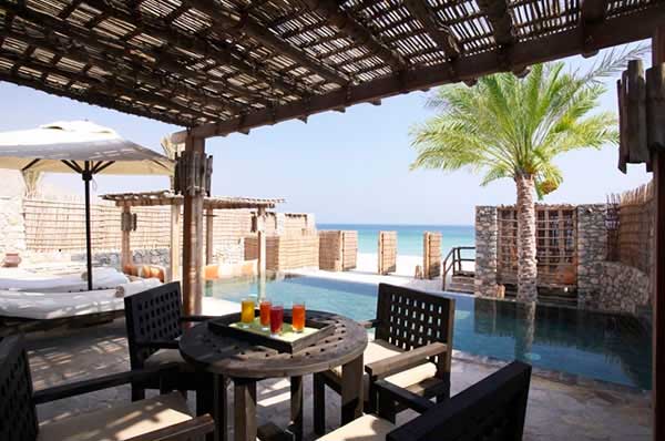 Vistas desde la habitación a la playa en Six Senses Zighy Bay en Oman