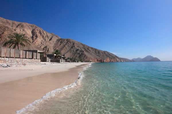 Playa y mar en el resort Six Senses Zighy Bay en Oman peninsula de Musandam