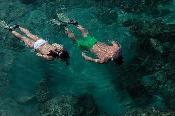 Personas haciendo snorkel actividades en resort Six Senses Zighy Bay en Oman