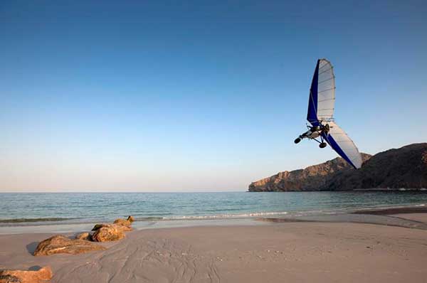 Deportes en playa en resort Six Senses Zighy Bay en Oman