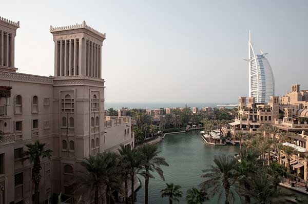 Hotel de lujo en Dubai Jumeirah Al Qasr canales interiores con vistas al Burj Al Arab