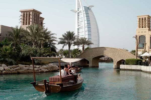 Paseo en Abra en privado canales del hotel Jumeirah Al Qasr en Dubai