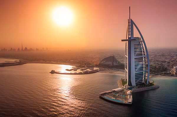 Vistas al atardecer sobre el mar y el Burj Al Arab en Dubai