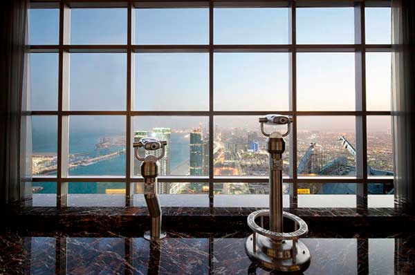 Observatorio Etihad Towers en Abu Dhabi ciudad de fondo