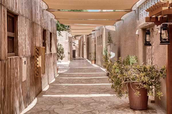 Calle del barrio histórico de Abu Dhabi en colores ocre