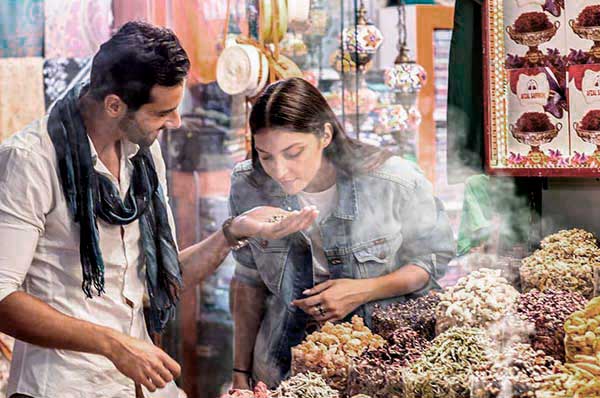 Personas visitando el zoco de las especias en Dubái