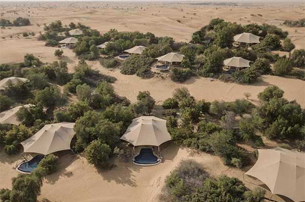 Vistas desde el cielo del desierto de Dubai y villas privadas lujo