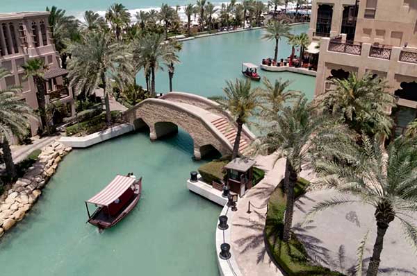 Canales hotel lujo familia Jumeirah Mina A'Salam en Dubái