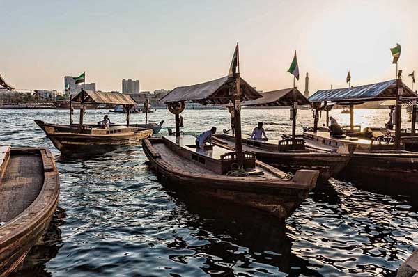 Abras tradicionales en madera en el creek de Dubai al atardecer