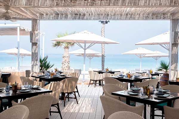 Restaurante mesas sobre playa hotel Jumeirah Mina A'Salam Dubai