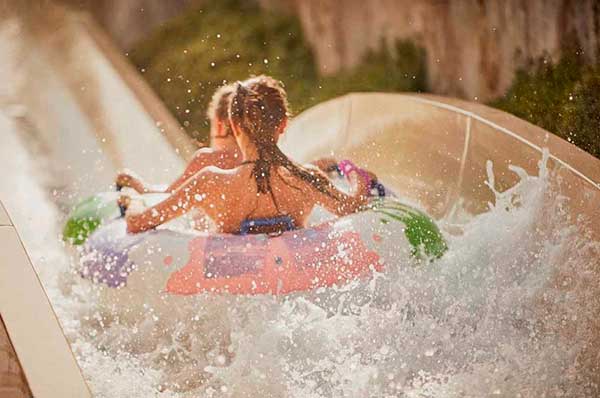 Parques de agua tobogán en hotel Jumeirah Mina A'Salam en Dubai Familia