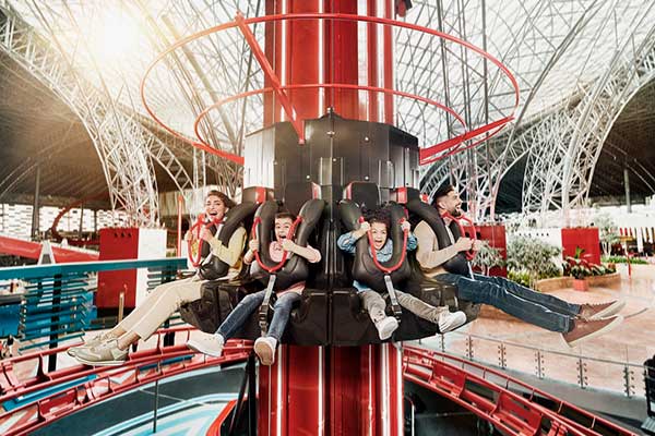 Juegos en familia en el interior de Ferrari World Abu Dhabi 