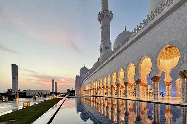 Atardecer sobre la gran mezquita blanca en Abu Dhabi