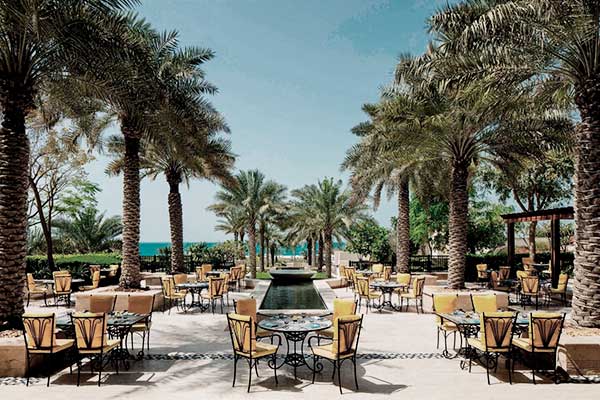Restaurante al aire libre hotel lujo St Regis Saadiyat Island Resort en Abu Dhabi