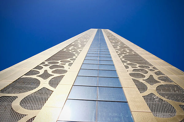 Reflejo del sol en fachada de edificio moderno cielo azul de fondo