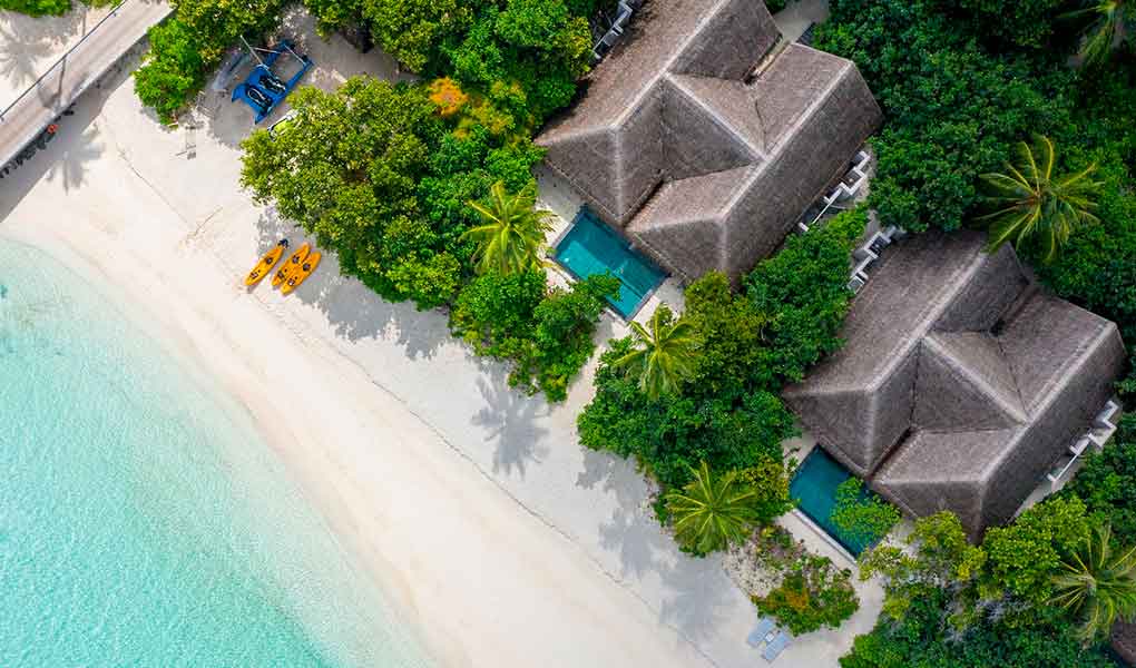Vistas aéreas villas privados hotel de lujo en Maldivas Vakkaru