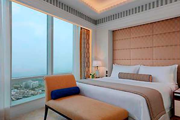 Interior habitación de lujo con vistas a la ciudad