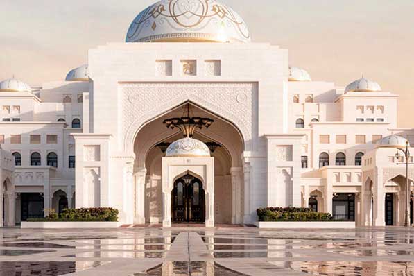 Entrada palacio blanco y mármol 