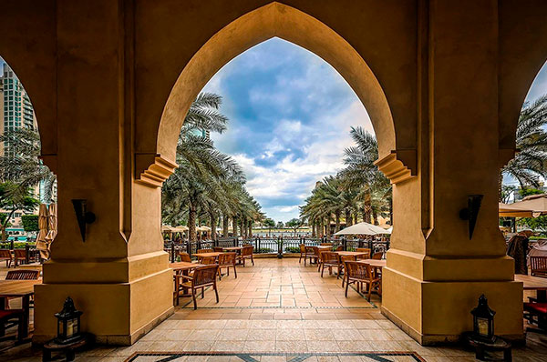 Arco de una galería con vistas a la naturaleza