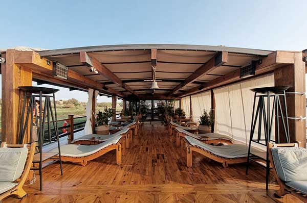 Deck superior del crucero con vistas al río Nilo