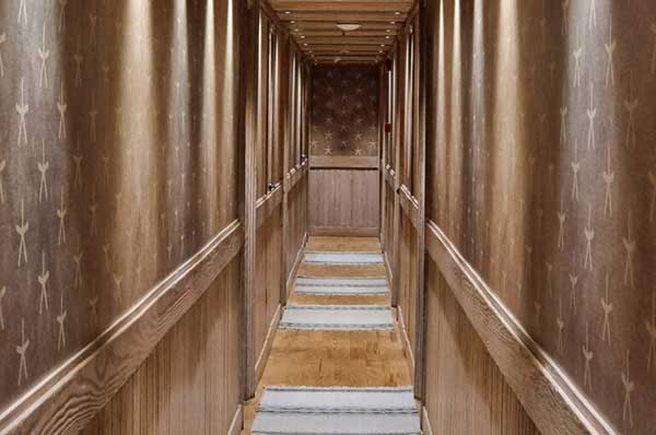 Interiores del crucero con detalles tradicionales