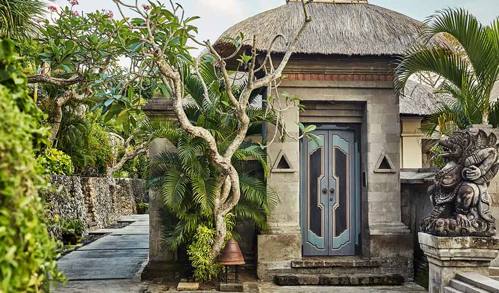 Fachada interior entrada a una villa privada en Four Seasons Resort Bali At Jimbaran Bay