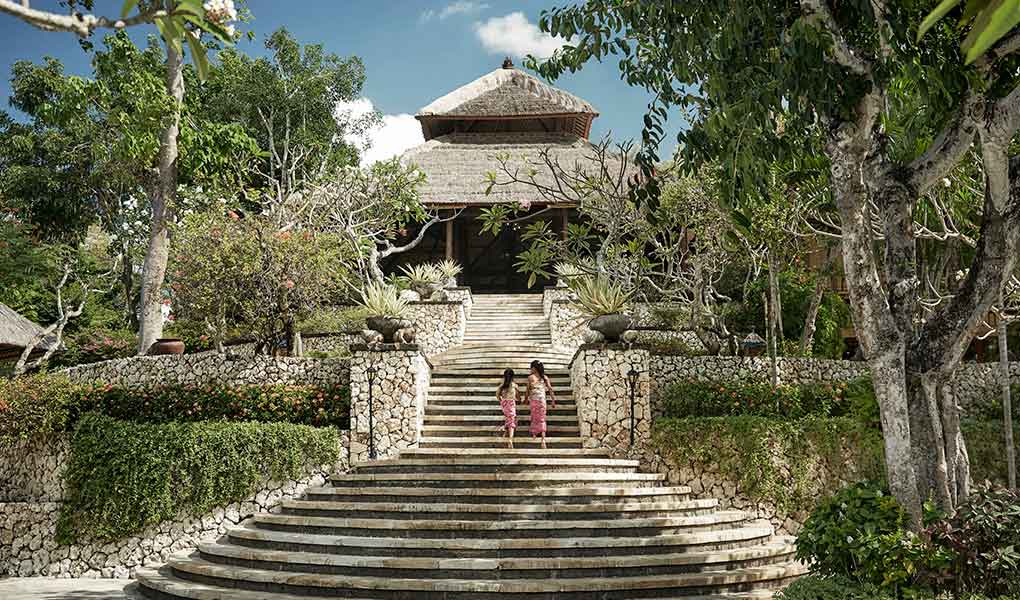 Jardines interiores del hotel Four Seasons Resort Bali At Jimbaran Bay en Indonesia