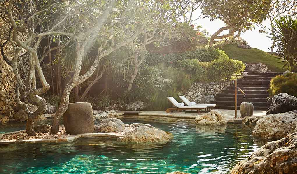 Escaleras y arquitectura tradicional en hotel Four Seasons Resort Bali At Jimbaran Bay en Indonesia