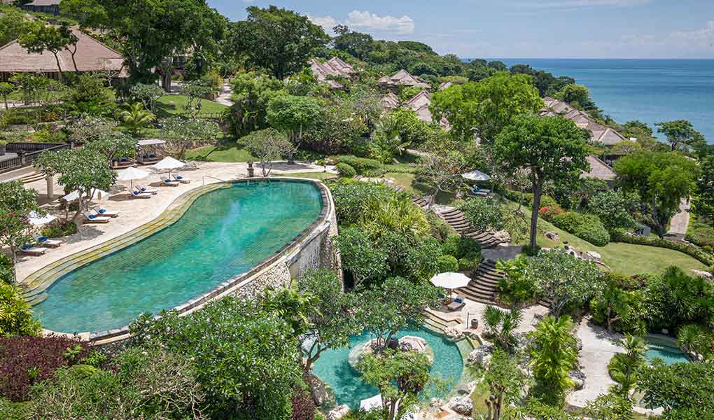 Zonas comunes y piscinas exteriores del hotel en Bali