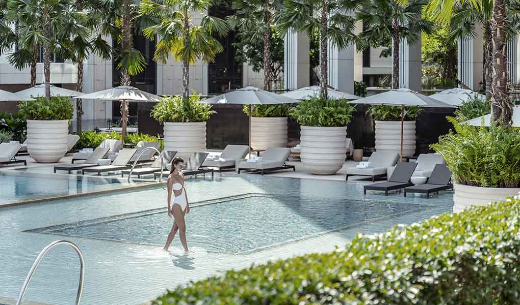 Piscina del hotel Four Seasons Bangkok en Tailandia