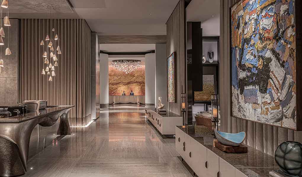 Decoración del lobby hotel lujo Four Seasons Bangkok en Tailandia