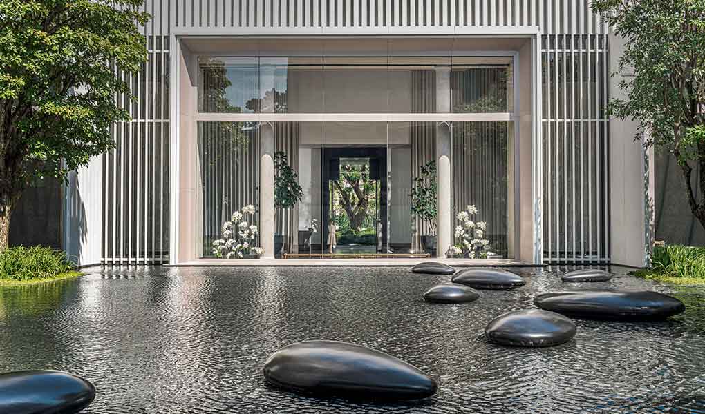 Fuente exterior zonas comunes del hotel lujo en Tailandia