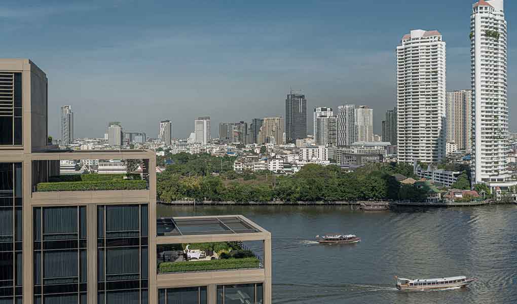 Habitaciones del hotel desde el exterior con rio de fondo
