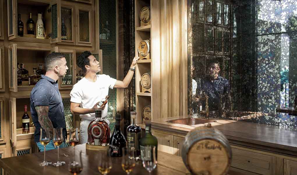Personas seleccionando vinos y licores exclusivos del resort