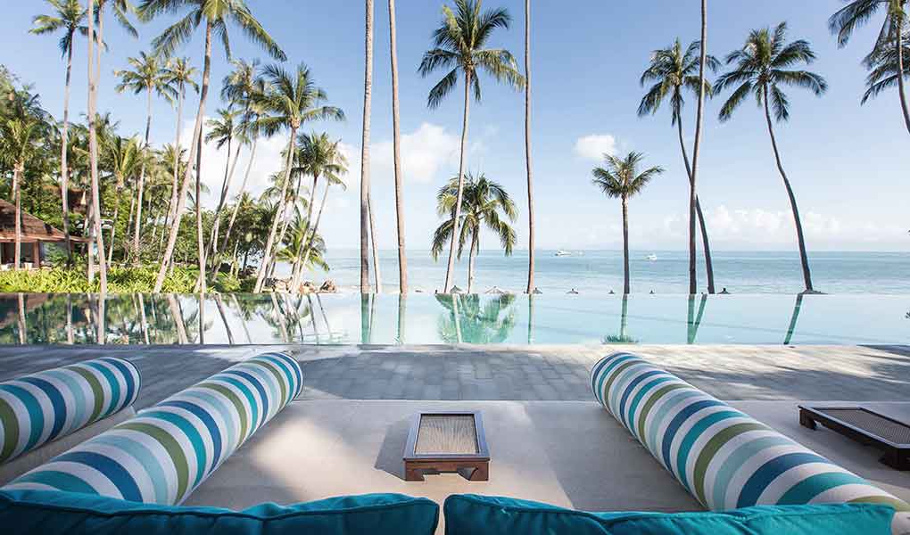 Piscina con acceso directo a la playa del hotel Four Seasons Koh Samui