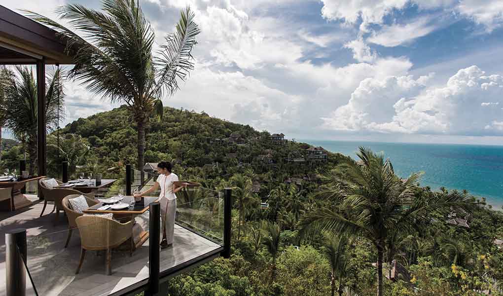 Terraza del hotel con vistas al mar del Golfo de Tailandia