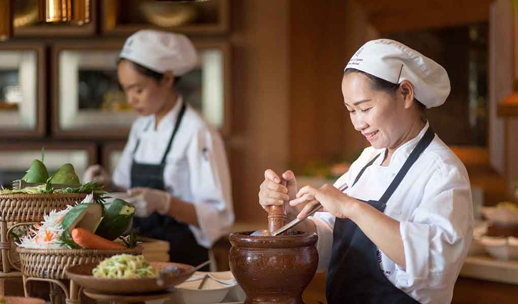 Cocineras del hotel cocinando platos tradicionales