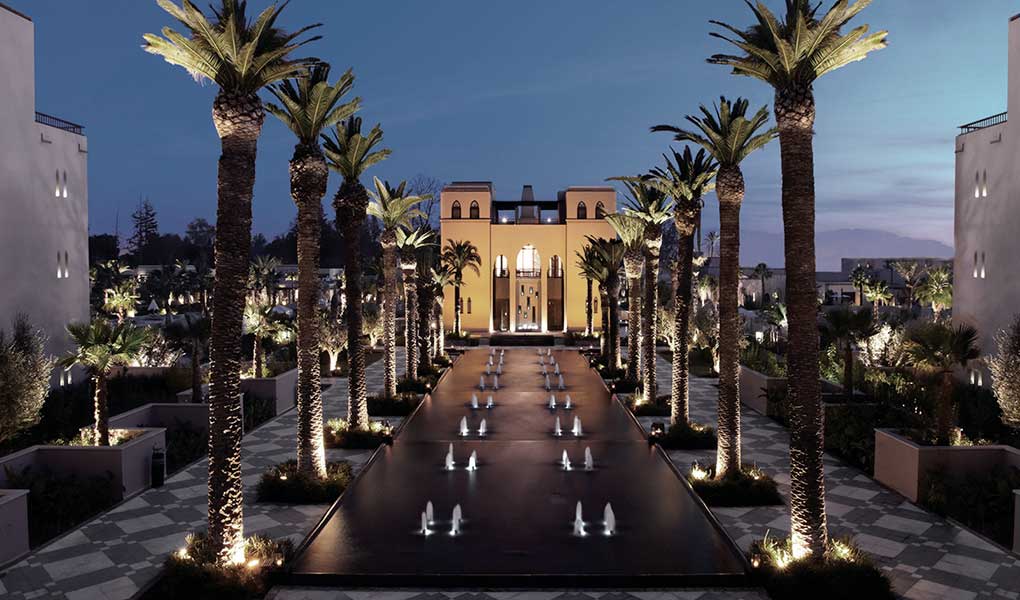 Vistas del resort Four Seasons Resort Marrakech iluminación nocturna jardines
