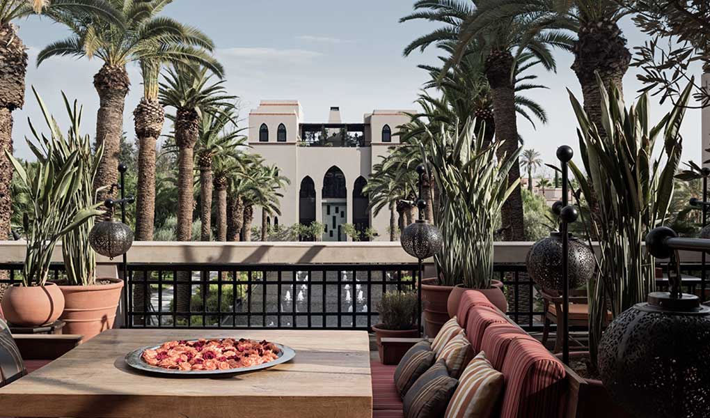 Detalle de la terraza con vistas a los jardines con palmeras en Marruecos