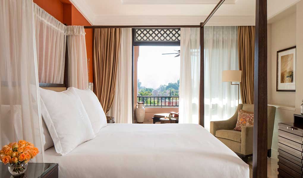 Interior de la habitación con vistas al resort