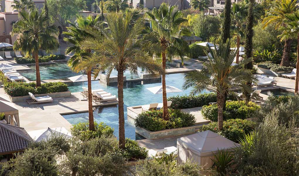 Vistas de las piscinas exteriores del hotel Four Seasons Resort Marrakech en Marruecos