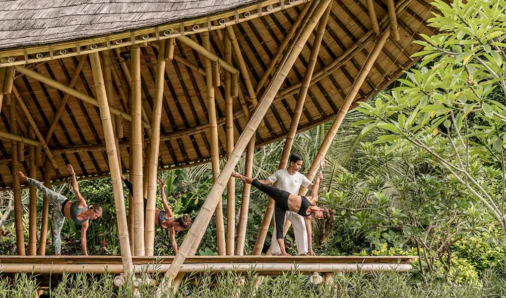 Persona haciendo yoga en Four Seasons Resort Bali at Sayan