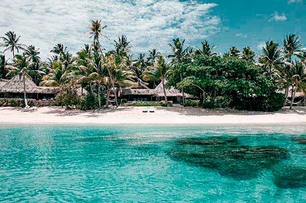 Vistas desde la playa a las villas privadas Kokomo Private Island en Fiji